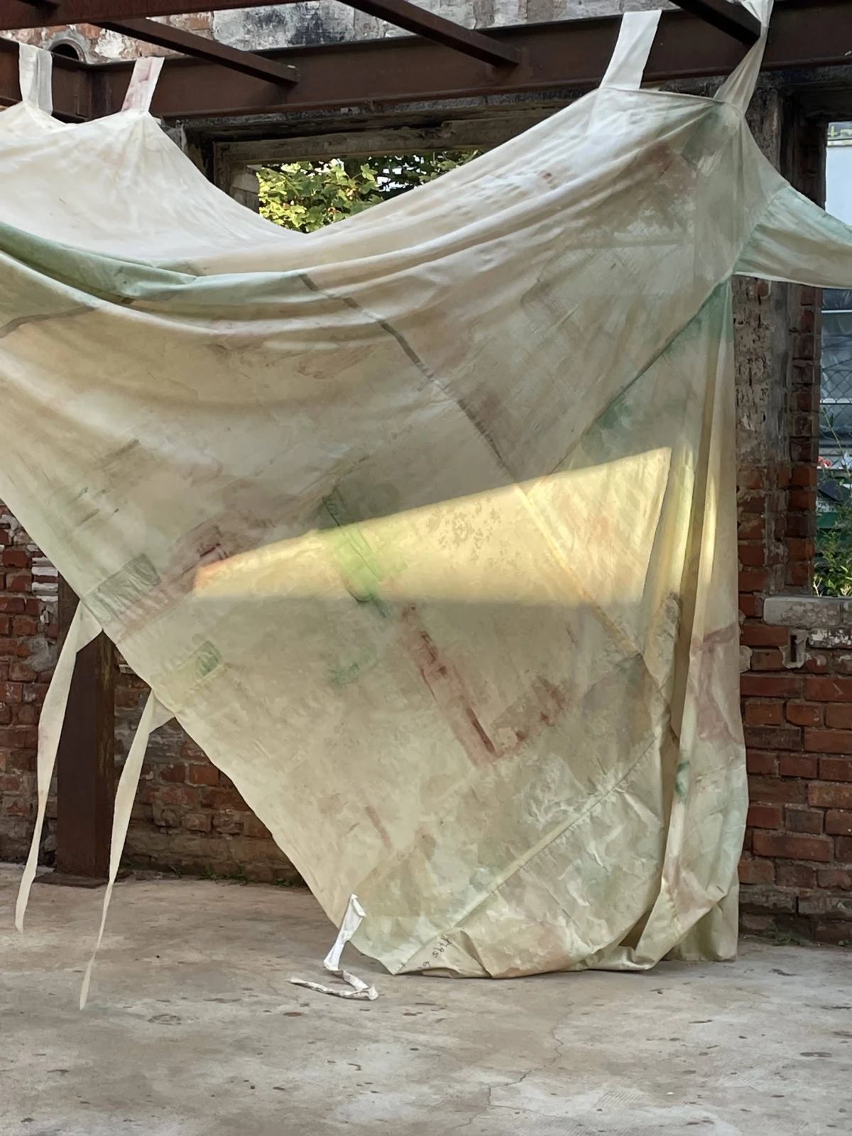 hold me [212/439 cm] - textile remnants stiffened with bone glue - coloured with mineral pigments and coated with tung oil - zoe bilgeri/ 2024/ leipzig