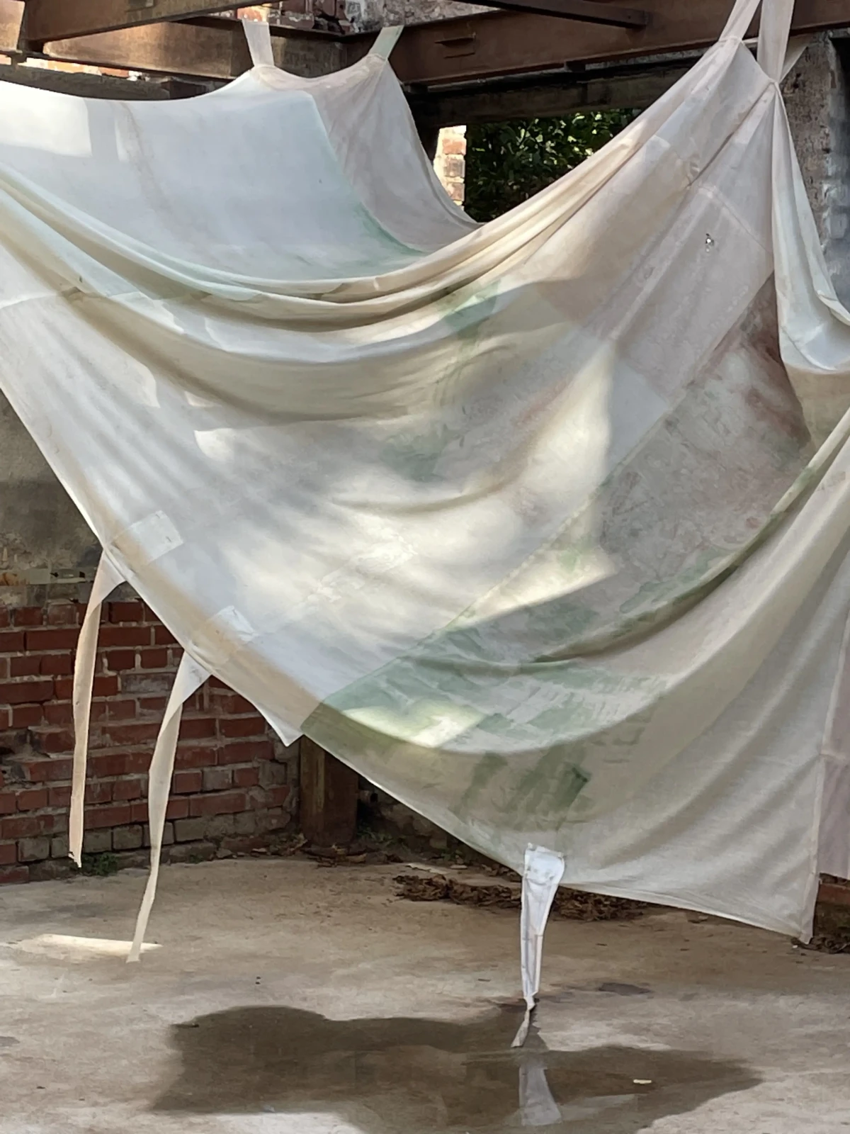 leave me [212/445 cm] textile treated with wax - coloured with mineral pigments and coated with tung oil - zoe bilgeri/ 2024/ leipzig