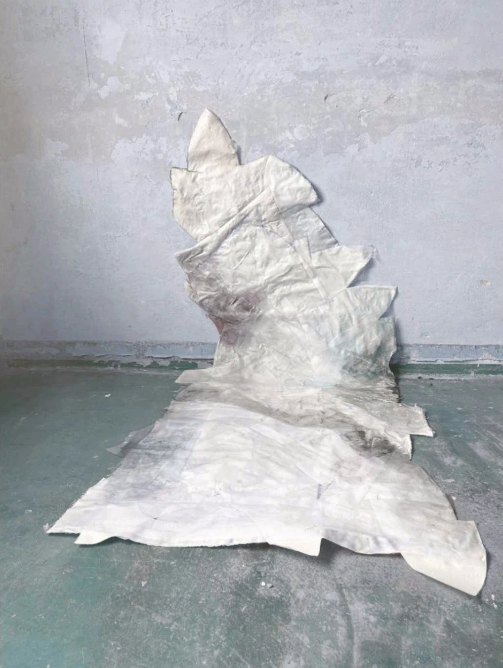 Big fish_the second [134/98cm] Textile remnants stiffened with bone glue - coloured with mineral and earth pigments - Zoe Bilgeri/ 2024/ Leipzig